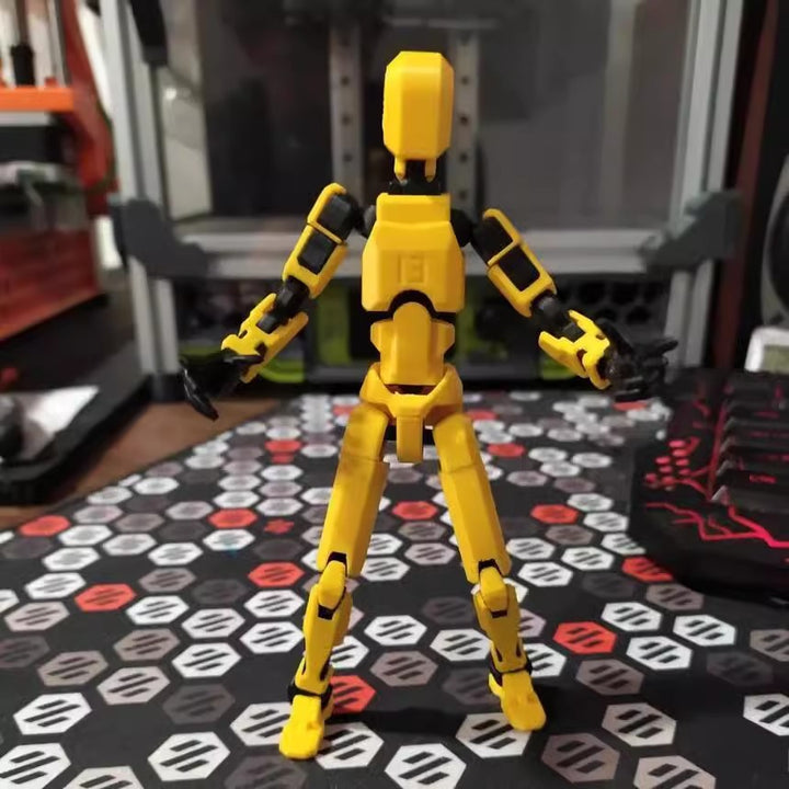 Orange 3D-printad robotfigur i pose