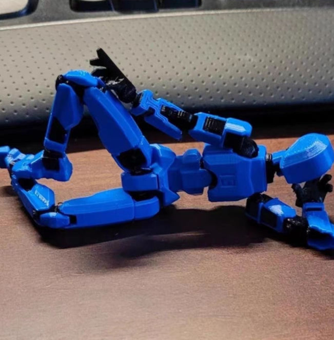 Orange 3D-printad robotfigur i pose
